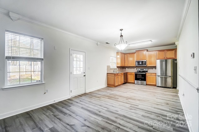 kitchen featuring sink, stainless steel appliances, tasteful backsplash, decorative light fixtures, and ornamental molding