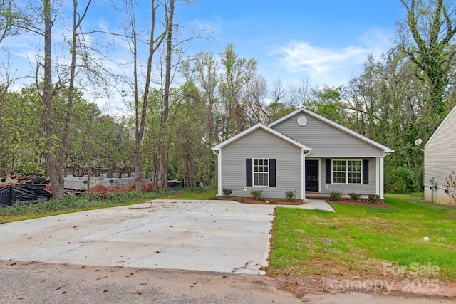 view of front of house featuring a front lawn