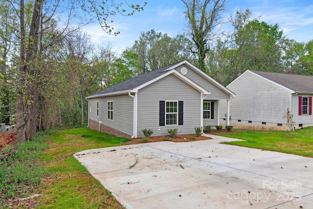 view of front of home with a front lawn