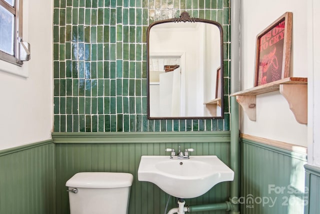 bathroom featuring toilet and sink