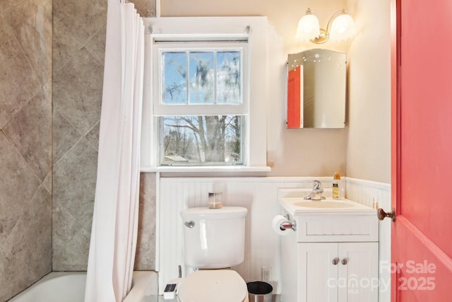 full bathroom featuring vanity, shower / bathtub combination with curtain, and toilet