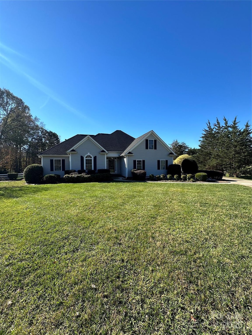 ranch-style home with a front lawn