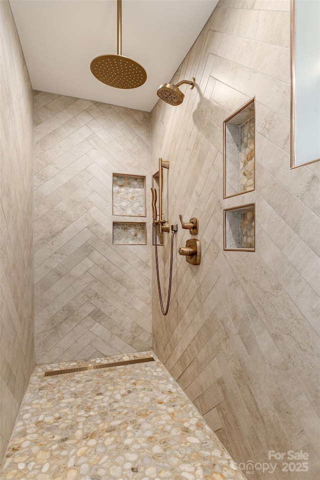 bathroom featuring a tile shower