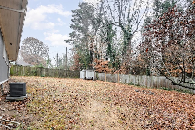 view of yard featuring cooling unit and a storage shed