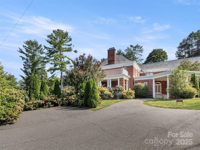 view of front of house with a front yard