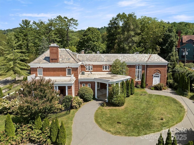 view of front of home with a front lawn