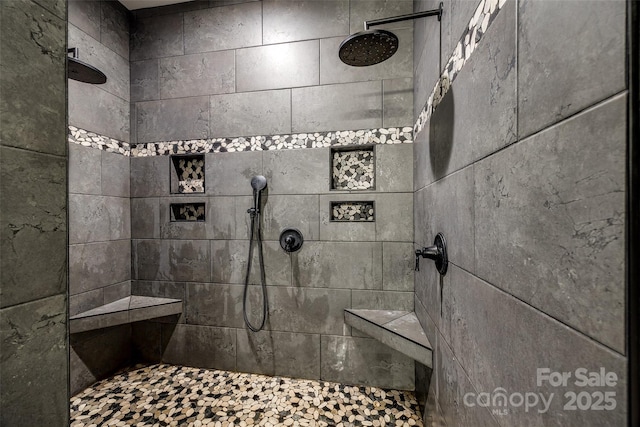 bathroom featuring a tile shower