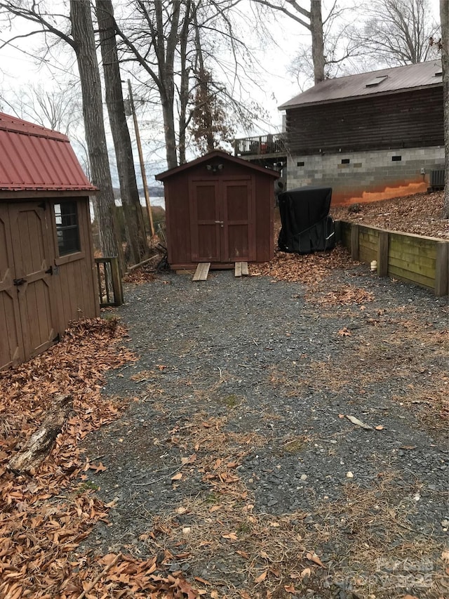 view of yard featuring a shed