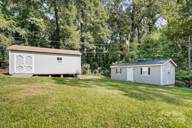 view of yard with an outbuilding