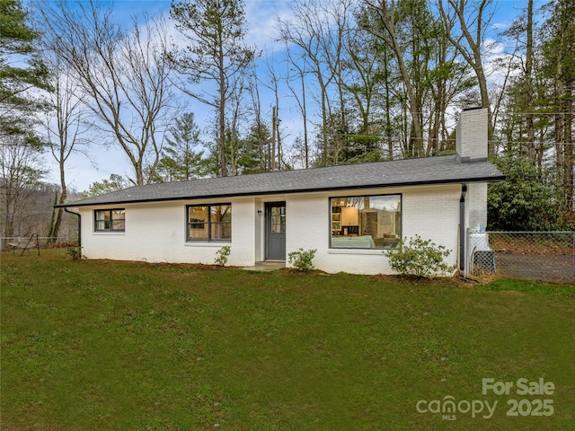 ranch-style home with a front yard