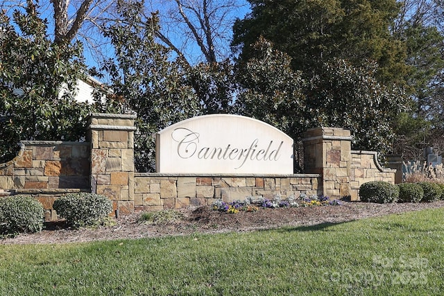 community sign featuring a yard