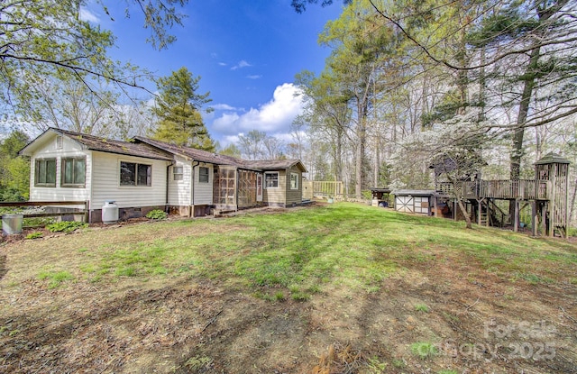 view of yard with a storage shed and an outdoor structure