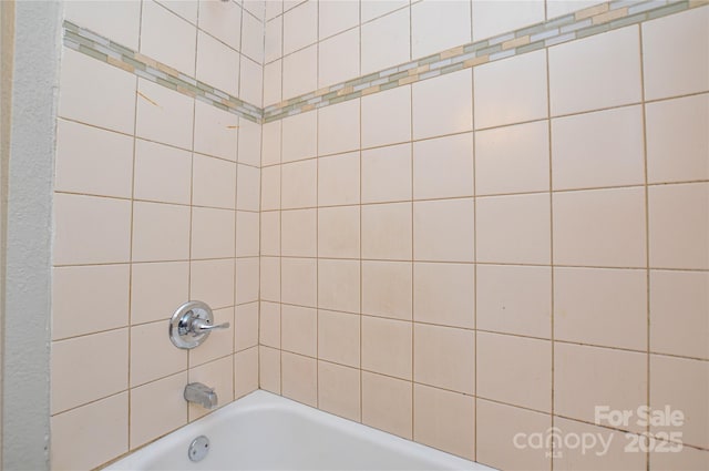 bathroom featuring tiled shower / bath