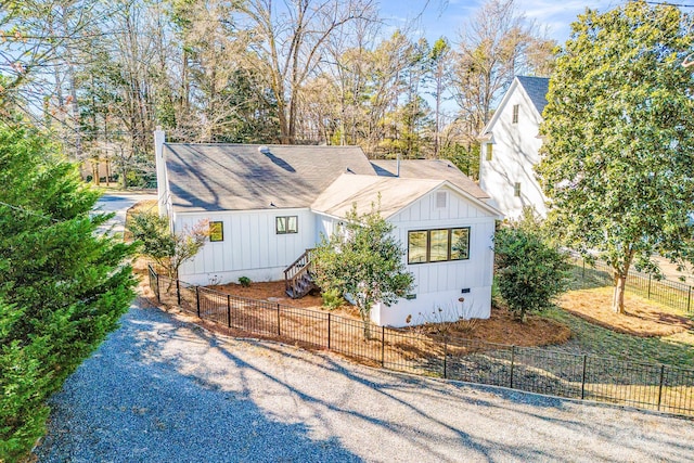 711 Concord Rd, Davidson, NC 28036 - view of front of property featuring a fenced front yard and a shingled roof
