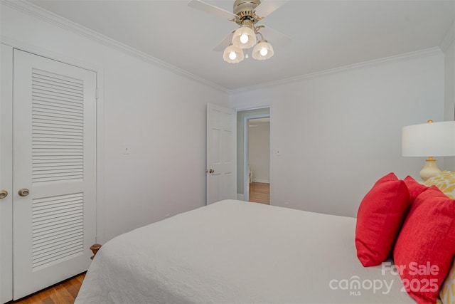 bedroom with ornamental molding, light hardwood / wood-style floors, and ceiling fan