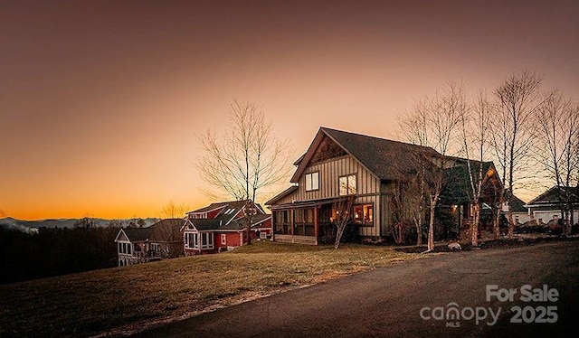 view of front of house featuring a lawn