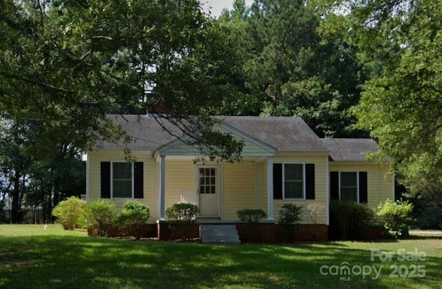 view of front of property featuring a front lawn