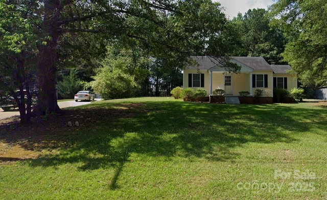 ranch-style home with a front yard