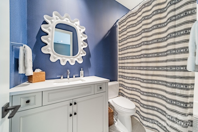 bathroom featuring a shower with curtain, vanity, and toilet