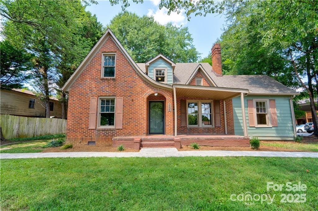 view of front of property featuring a porch and a front lawn