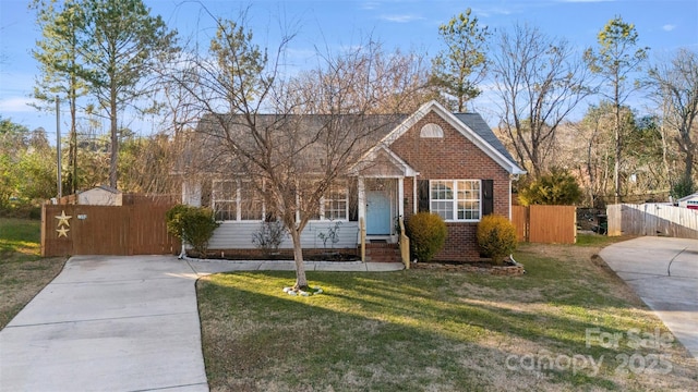 view of front facade featuring a front yard