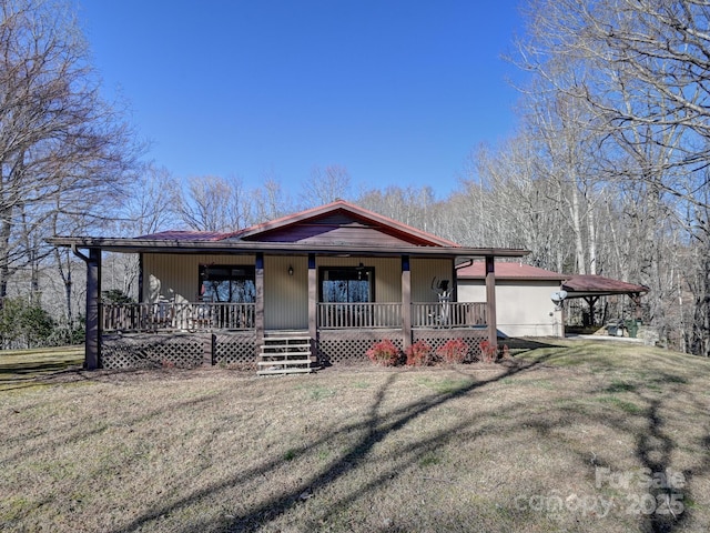 view of front of house with covered porch and a front lawn