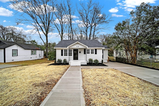 view of front of house featuring a front lawn