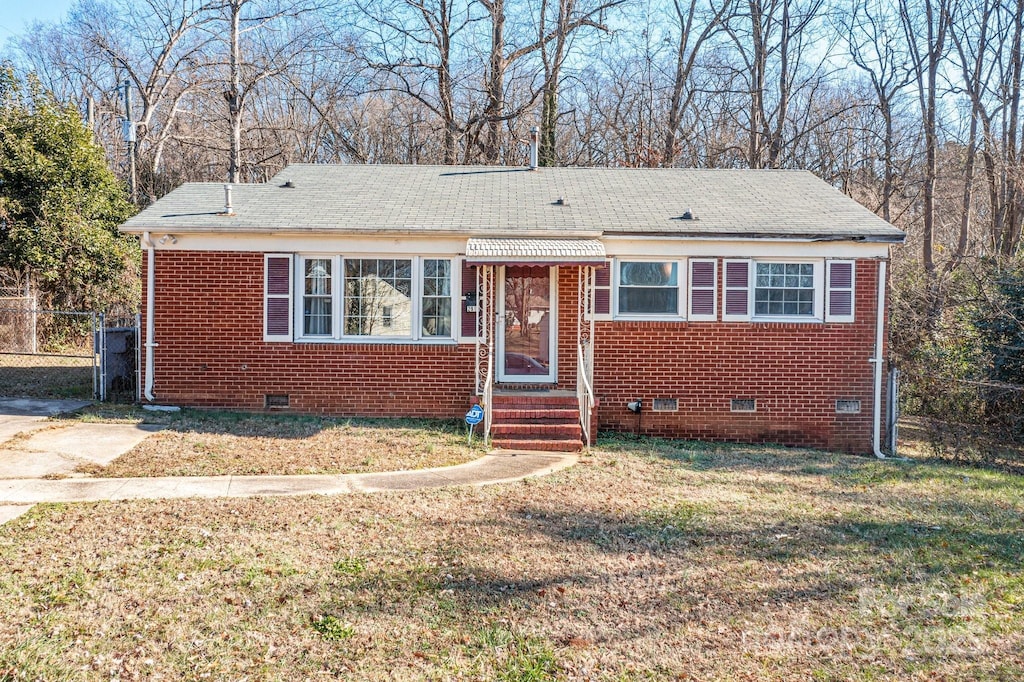 view of front of home featuring a front lawn