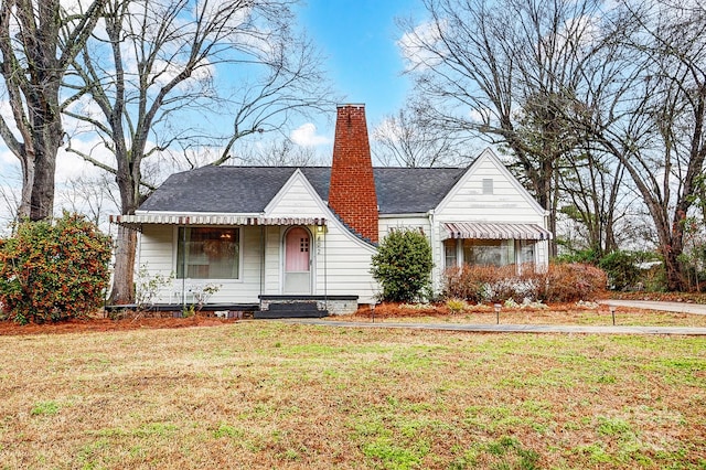 view of front of home featuring a front lawn