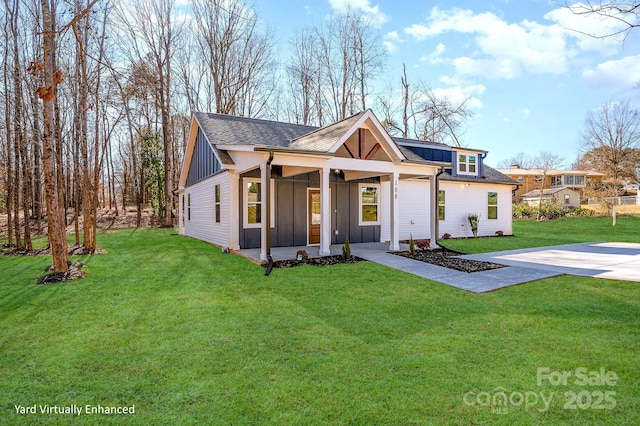 modern farmhouse featuring a front lawn