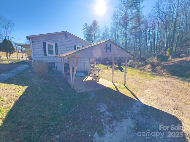 view of front of home with a carport and a front yard