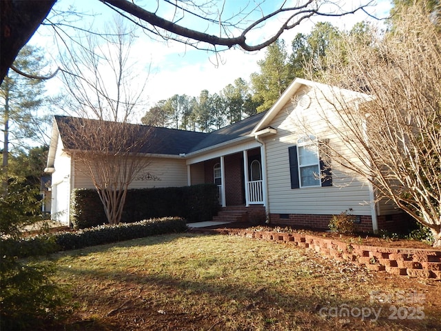 single story home featuring a front lawn