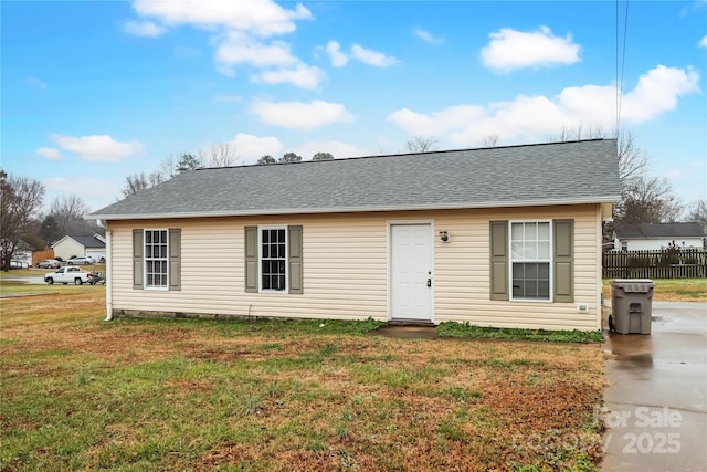 single story home featuring a front yard