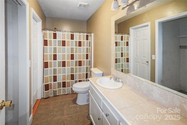 bathroom with a shower with shower curtain, vanity, and toilet