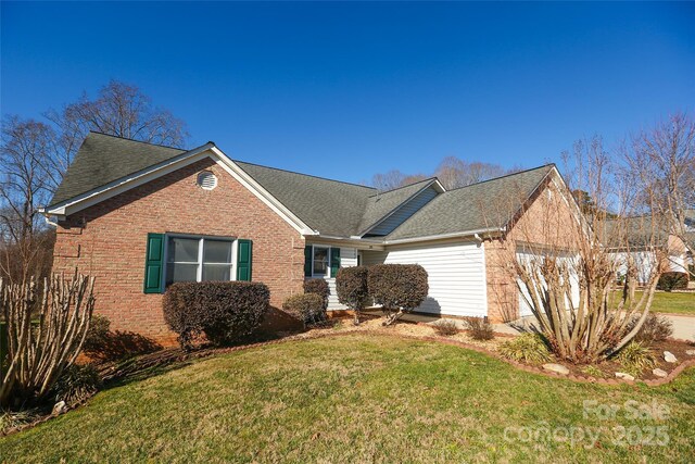 view of front of home featuring a front yard