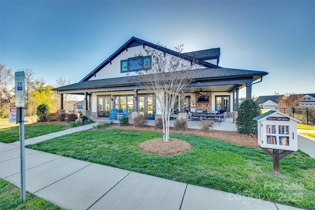 view of front of house featuring ceiling fan, a patio area, and a front yard