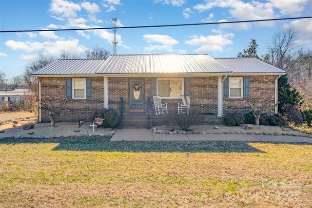 view of front of property featuring a front yard and a porch