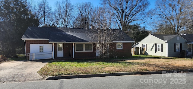 ranch-style house featuring a front lawn