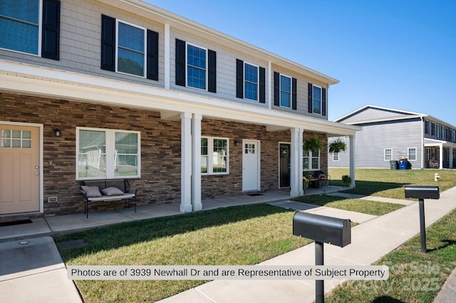 view of front of home featuring a front lawn