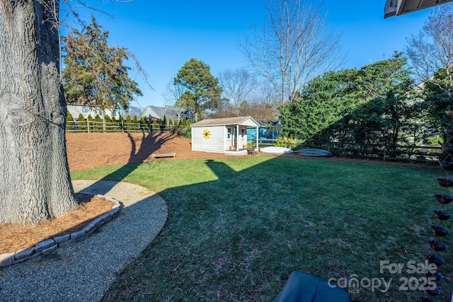 view of yard with an outdoor structure