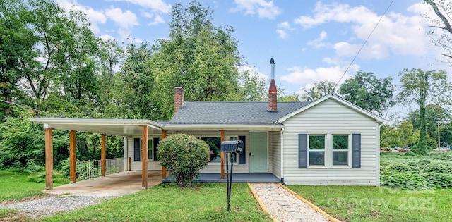 view of front facade featuring a front lawn, a porch, and a carport