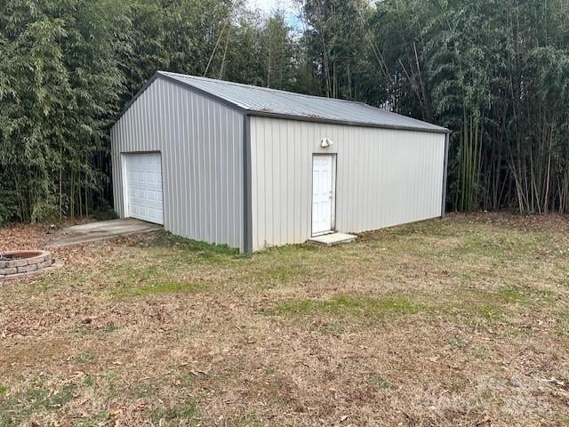 view of outdoor structure featuring a garage and a yard