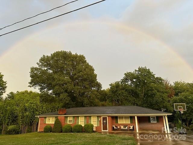 single story home featuring a front yard