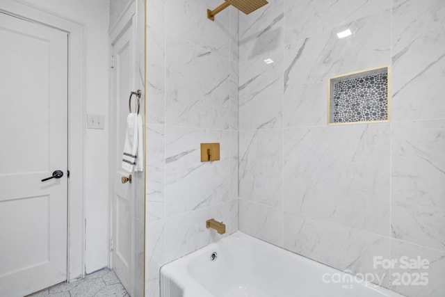 bathroom featuring tiled shower / bath