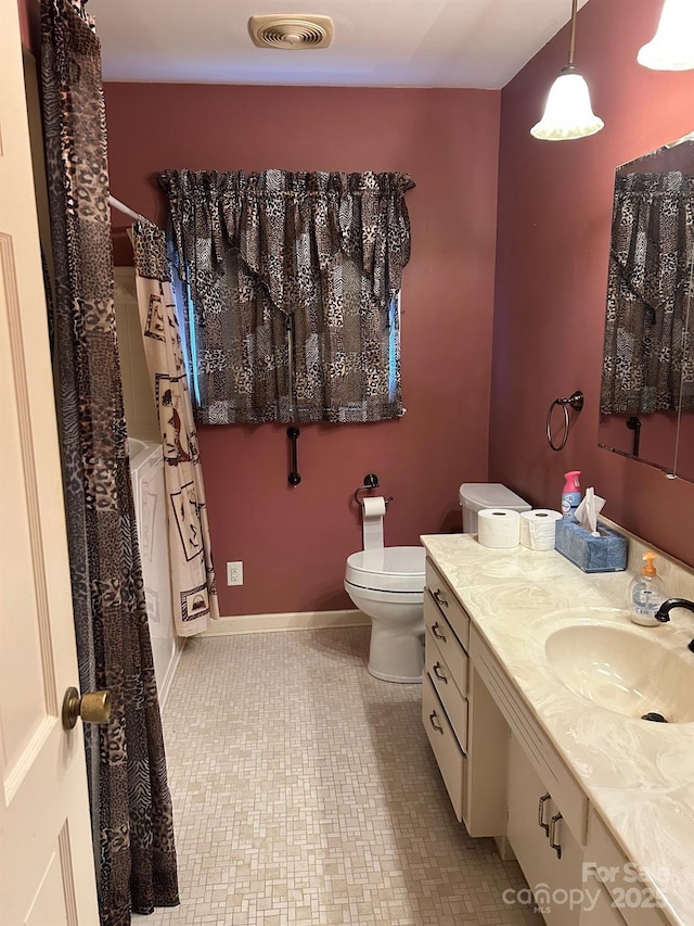 full bathroom with shower / bath combo with shower curtain, vanity, and toilet