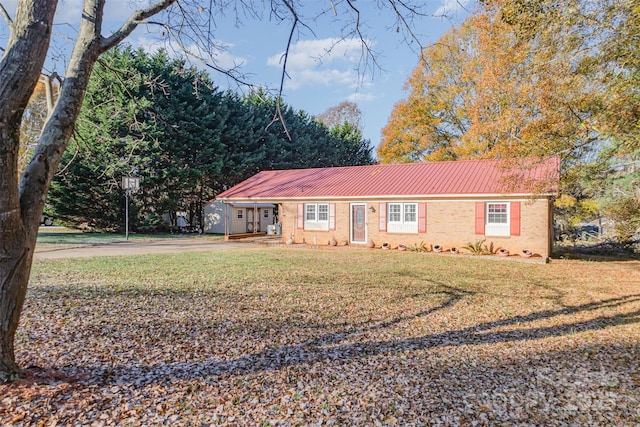 single story home featuring a front lawn