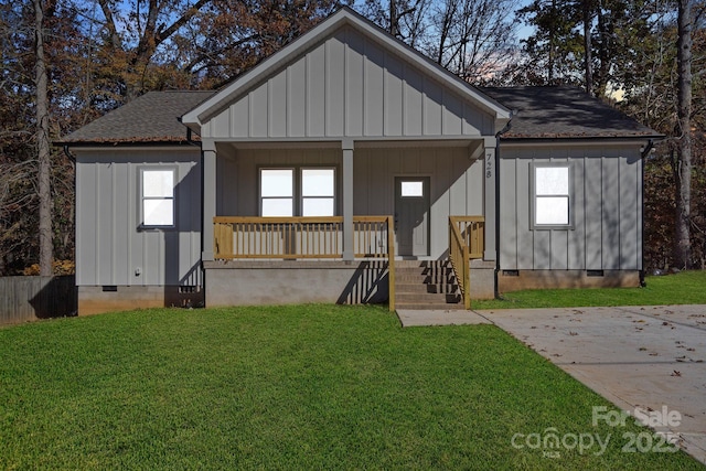 view of front facade featuring a porch and a front yard