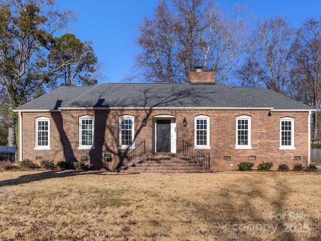 single story home with a front lawn