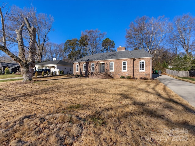 single story home with a front lawn