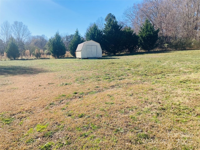 view of yard featuring a rural view and a shed